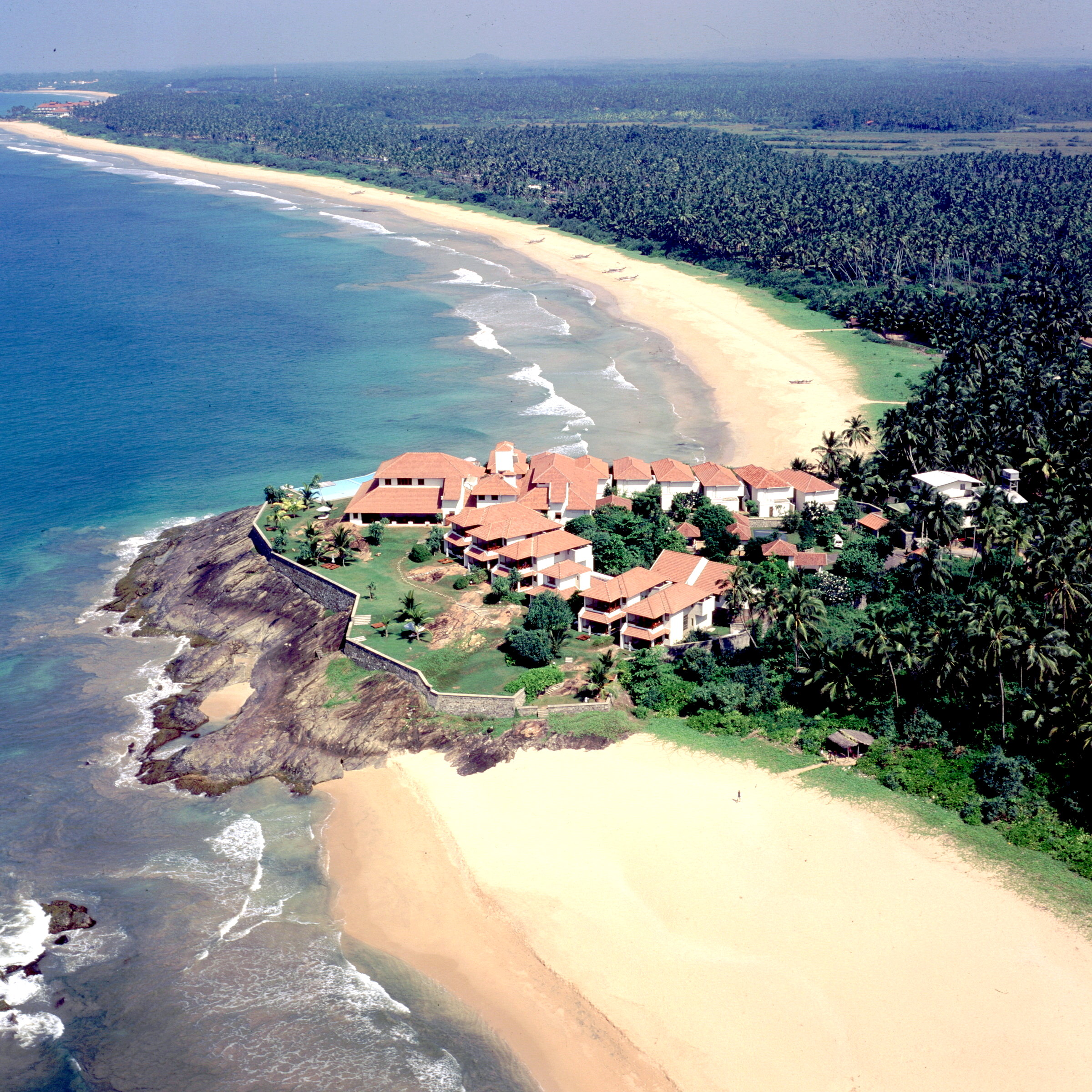 Шри ланка запад. Бентота Шри Ланка. Пляж Бентота Шри Ланка. Шри Ланка отель Saman Villas. Шри Ланка Индурува отель Saman Villas.